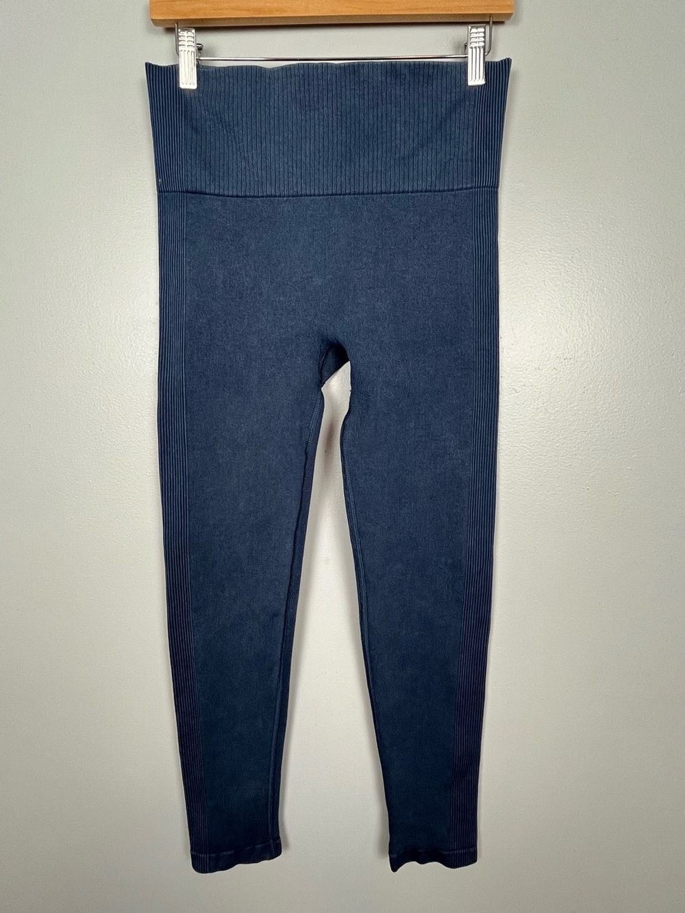 Spanx blue seamless ribbed detail shapewear leggings, size XL.